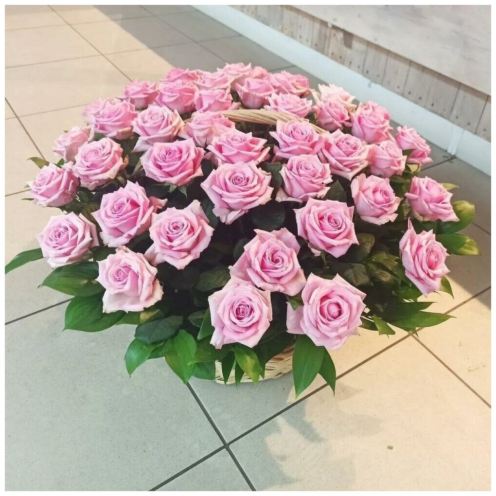 51 Розовая Роза в Плетеной Корзине c Декоративной Зеленью