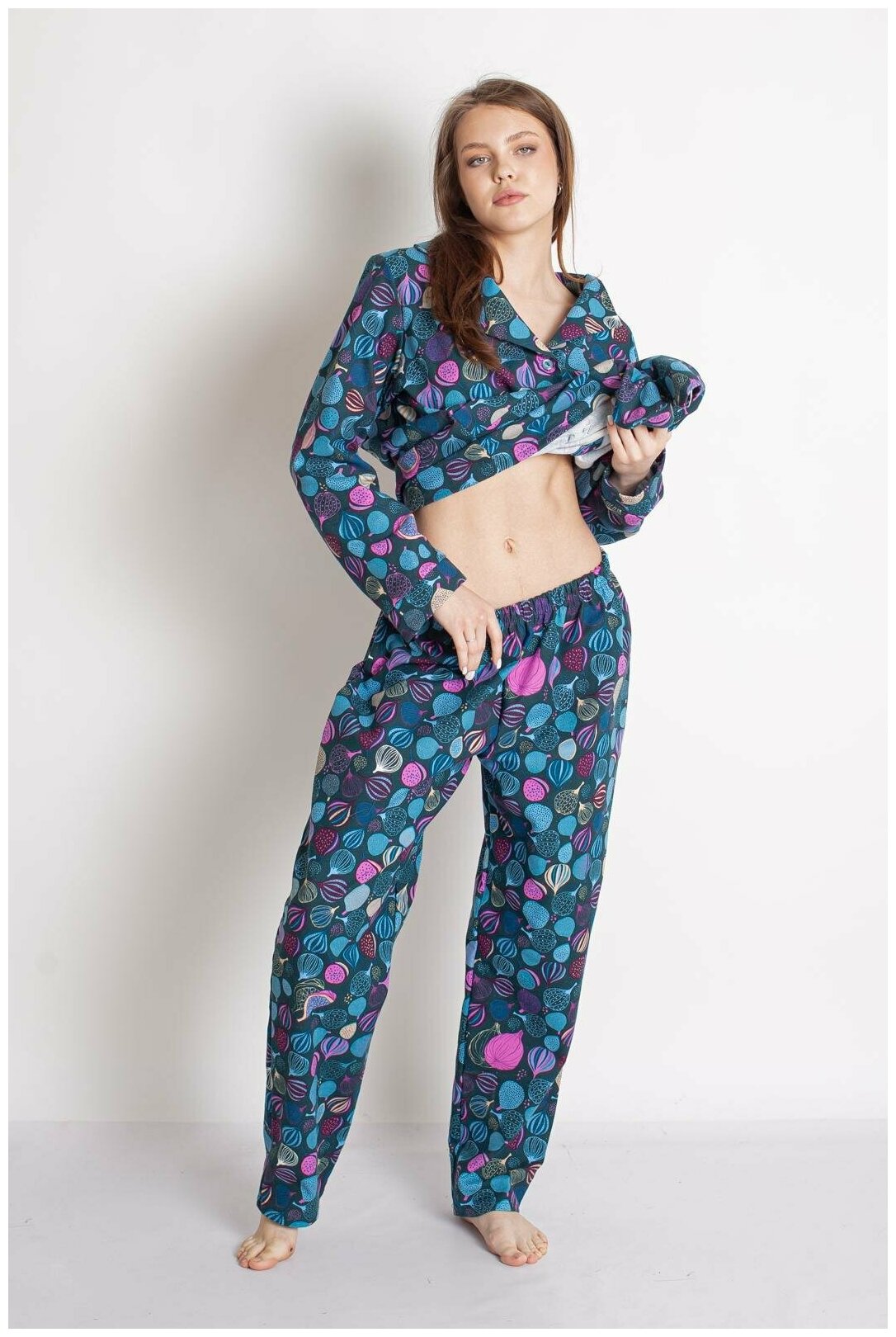 Женская пижама с брюками Серафима Изумрудный размер 54 Трикотаж Лика Дресс рубашка на 4 пуговицы с отложным воротником брюки прямого покроя с поясной - фотография № 3