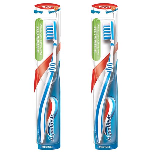 Aquafresh Зубная щетка In-Between Clean, средняя жесткость, 2 шт.