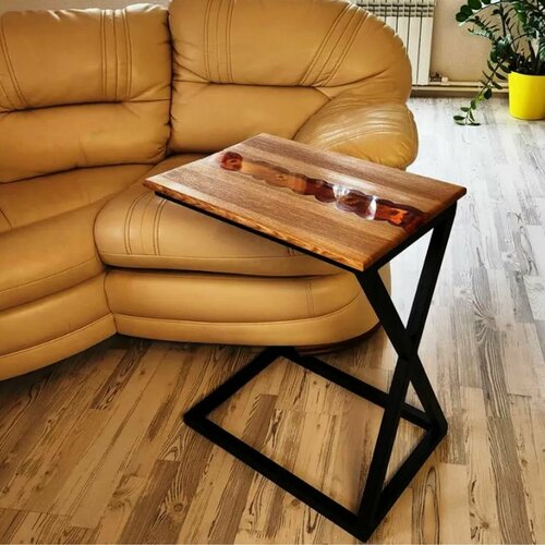 Приставной стол Янтарь из массива дуба цвета натуральный дуб с эпоксидной смолой на металлическом лофт подстолье