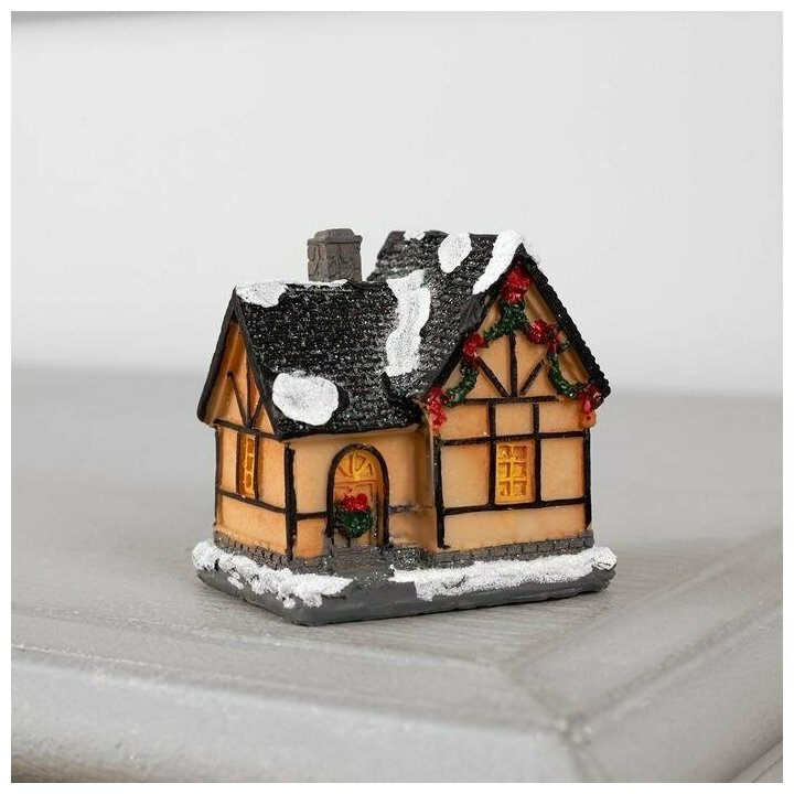 фото Светодиодная фигура «Дом с еловой гирляндой», керамика, батарейки AG13х3, свечение тёплое белое