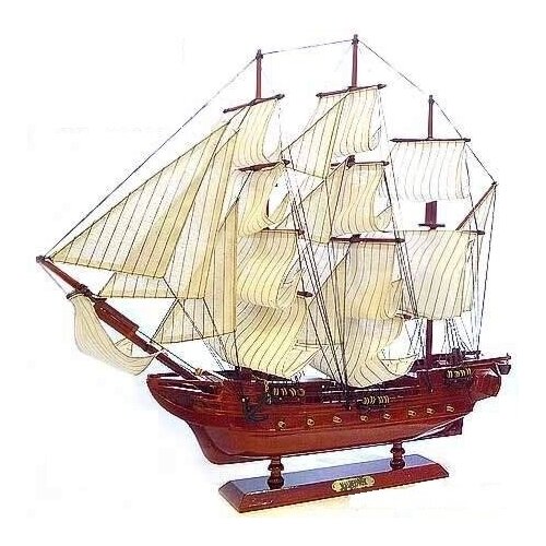 Модель красного корабля с парусами 
