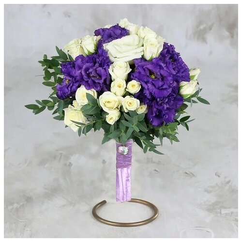 Бело-фиолетовый букет невесты из роз лизиантуса