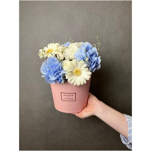 Розовая коробка MAXI, красивые цветы, голубая гортензия, белая гербера и кустовая роза