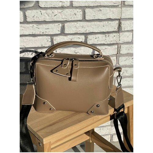 Сумка женская квадрат с заклепками латте BARBARISbags