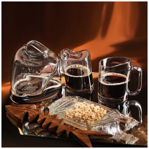 Набор из двух хмельных пивных кружек без граней с блюдом из хмельной винной прозрачной бутылки и хмельной банкой