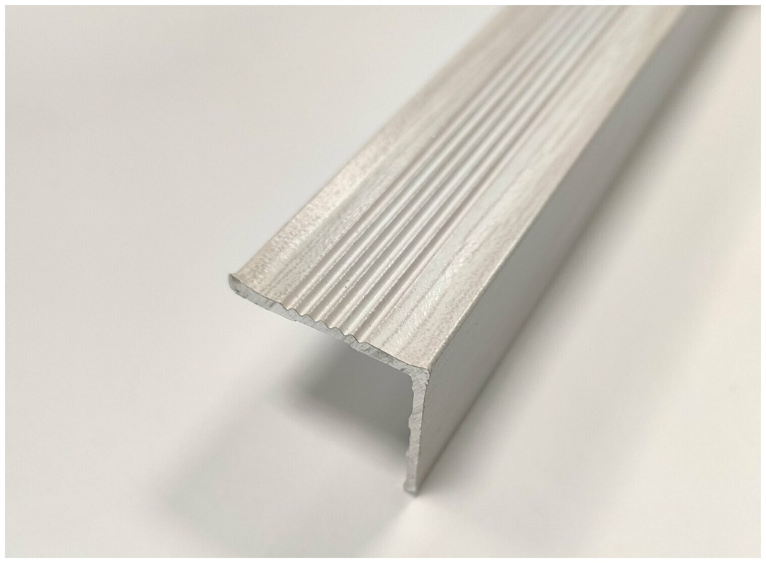 фото Порожек для напольных покрытий угловой 25х25 мм, длина 0,9м, Русский профиль, Угол 25*25 0,9 Венге