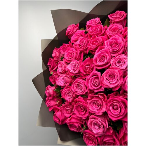 Букет из розы космик 60см в темной упаковке 45 шт