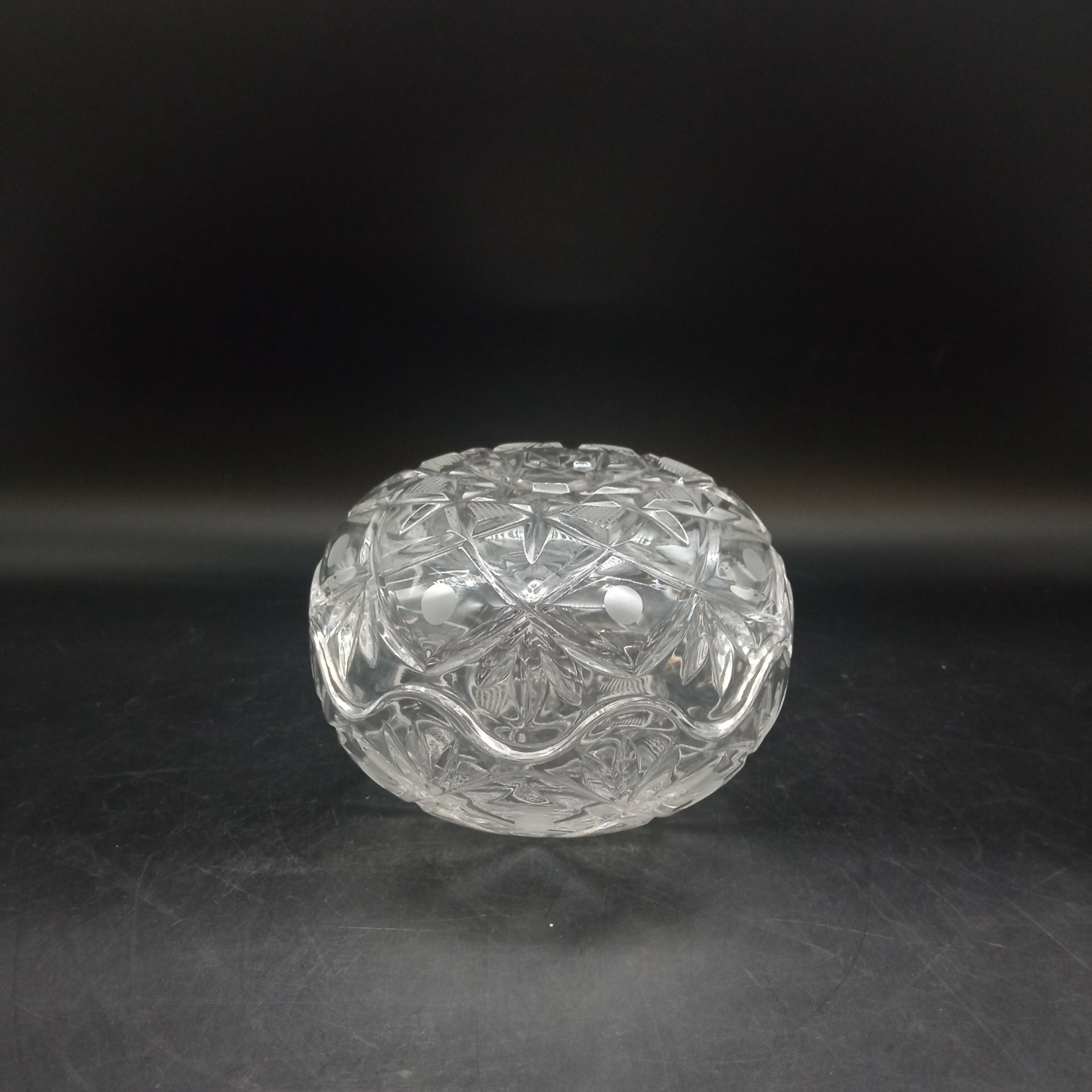 фото Шкатулка с рельефным декором, хрусталь, алмазная грань, Россия, 1990-2000 гг.