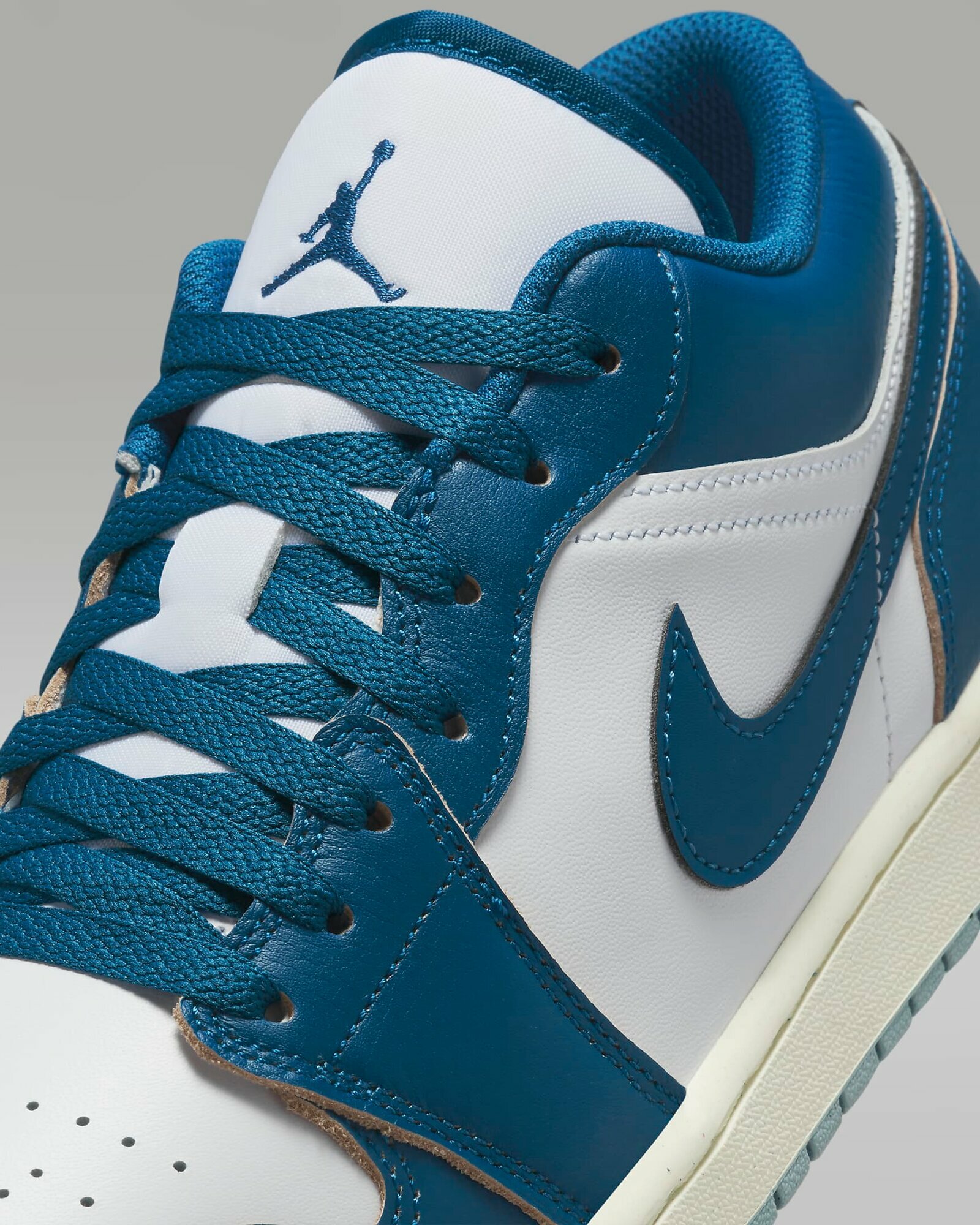 Кроссовки NIKE Air Jordan 1 Low, полнота B (US)/ на среднюю стопу, размер 42 EU / 26,5 cm, морская волна — фото 1