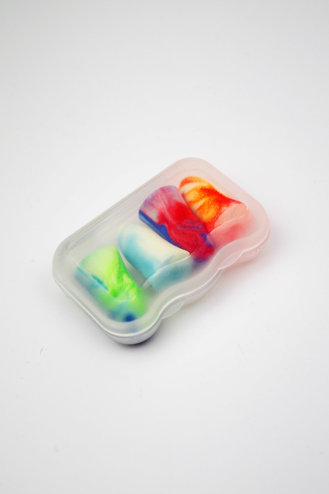 Человек спит на боку с берушами Moldex Spark Plugs на прикроватной тумбе