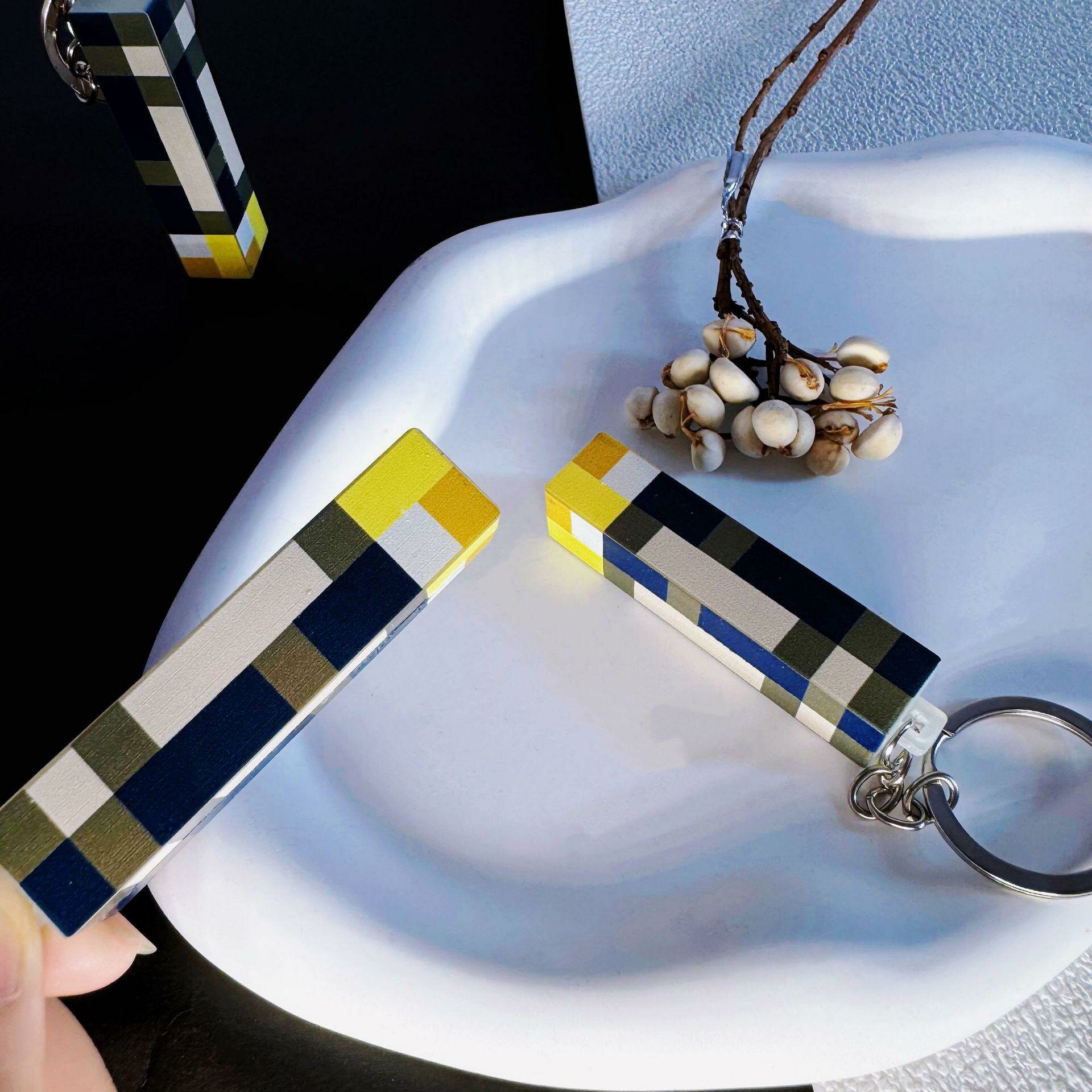 Светящийся брелок Майнкрафт в виде факела из игры  фонарик minecraft