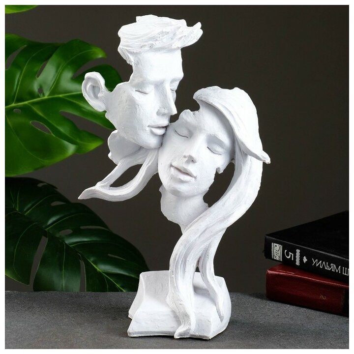 фото Фигура "Пара влюбленная - молодежь" белая, 32см 7812901