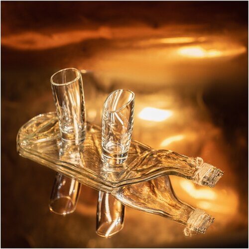 Набор из двух хмельных стопок шот с блюдом из хмельной винной прозрачной бутылки