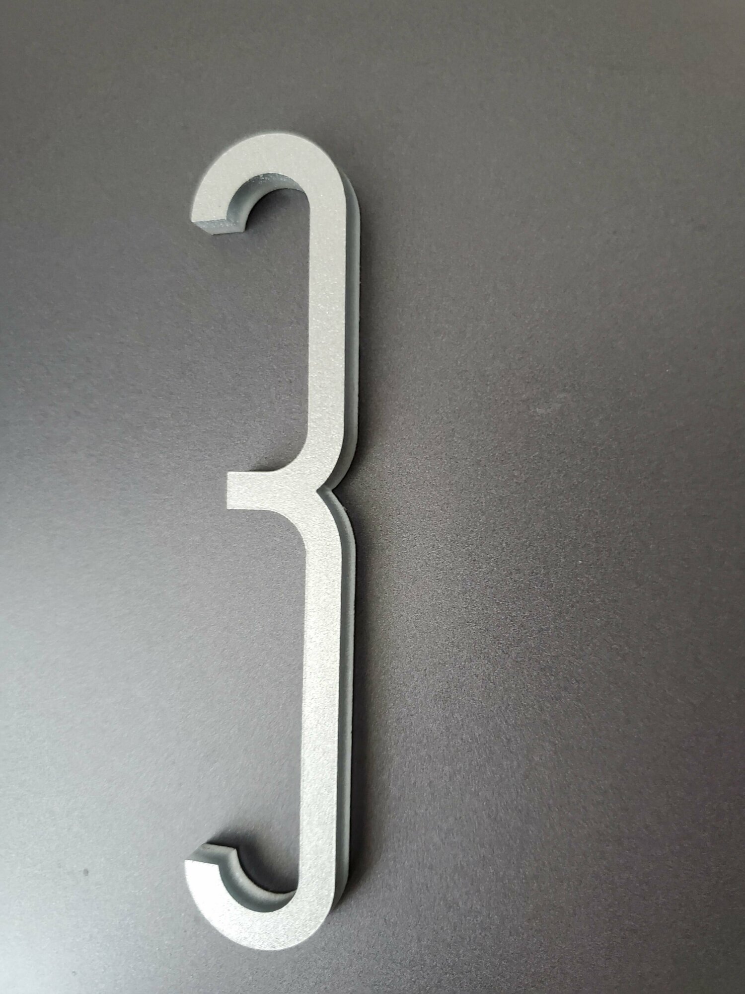Цифра на дверь "3" в скандинавском стиле, серый металлик - фотография № 3