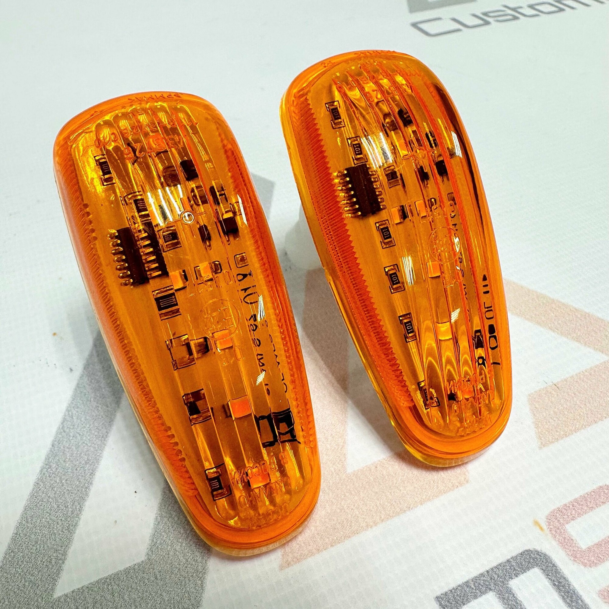 Оранжевые светодиодные LED повторители поворотов Lexus в крылья Приора / Калина / Гранта