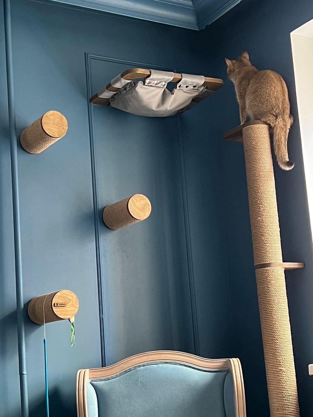 Когтеточка столбик для кошки «Монте-Сан-Сальваторе», настенная, с "парящим" эффектом, для крупных кошек - фотография № 6