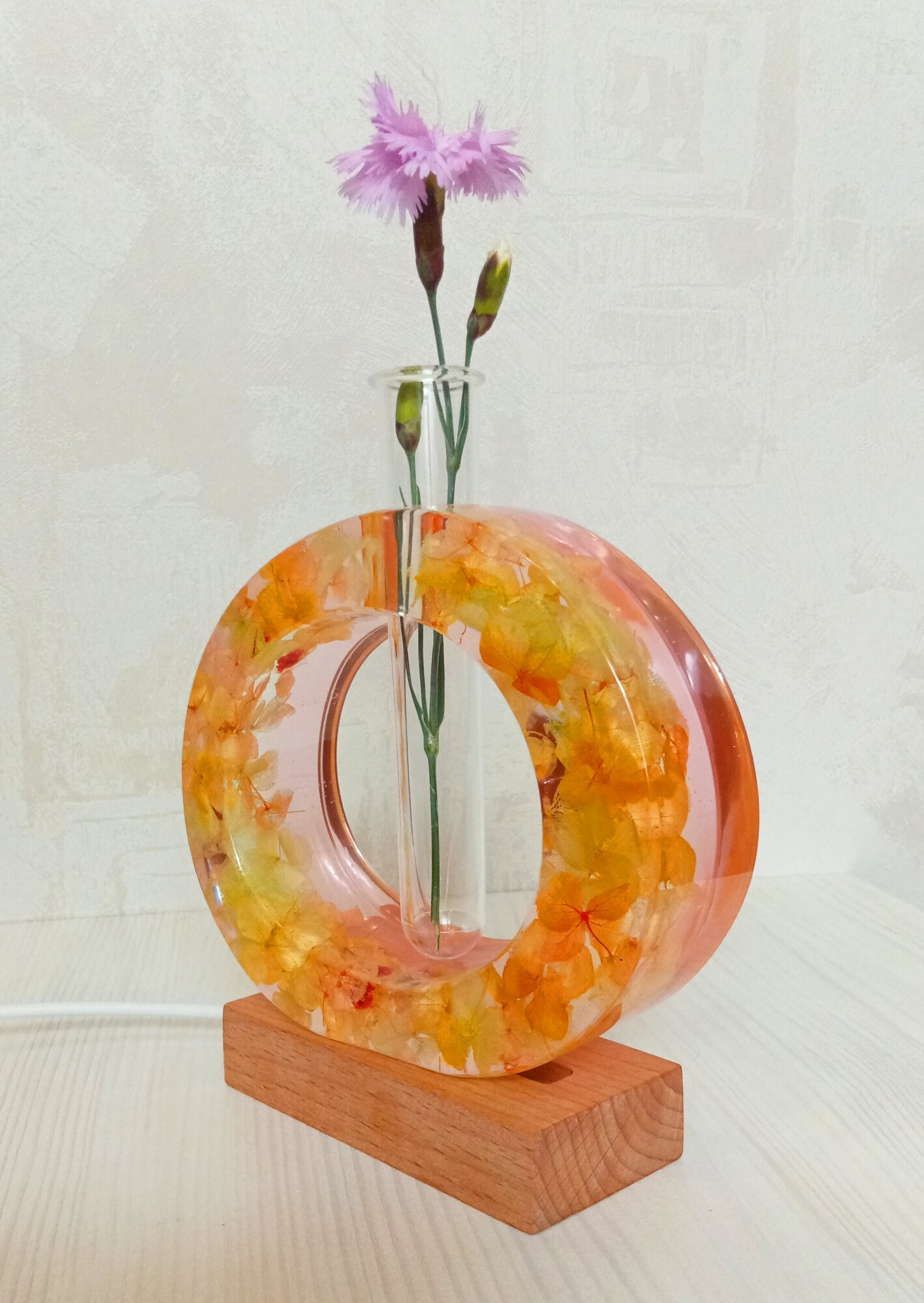 Светильник ночник, ваза из эпоксидной смолы и цветов,11х12,5х3,5см, дизайнерский, ручной работы для декора дома - фотография № 4