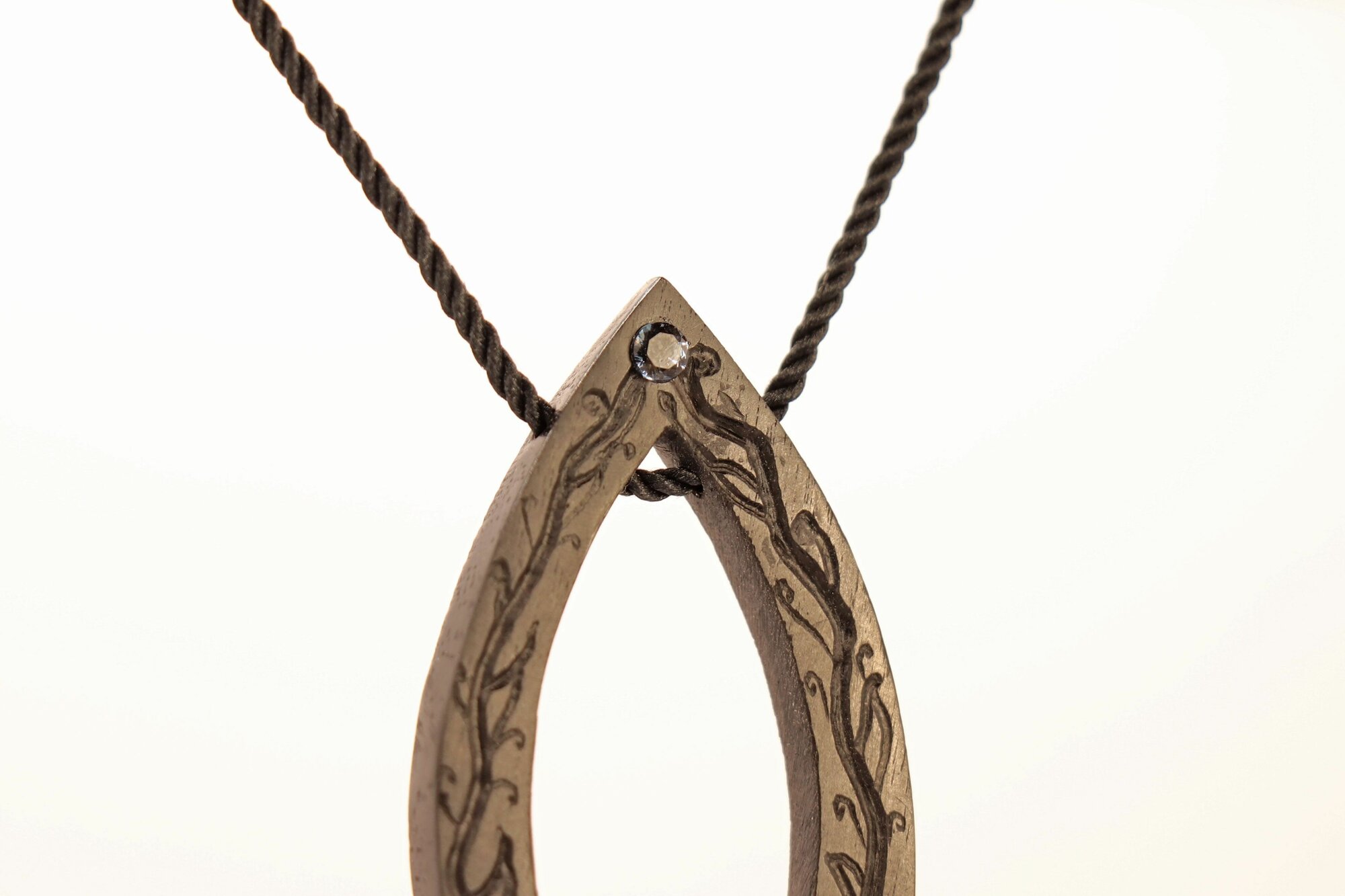 Рыбка-подвеска с фианитами ручная работа