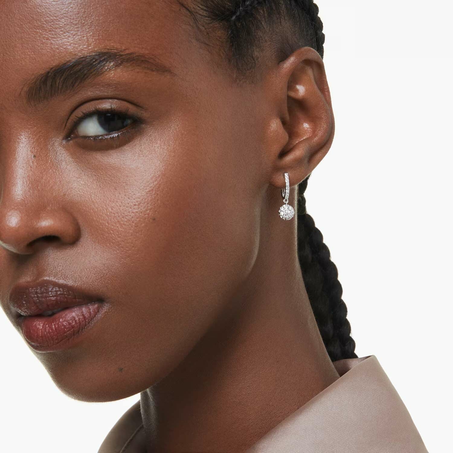 Серьги SWAROVSKI, кристаллы Swarovski, размер 26 мм, серебряный — фото 1