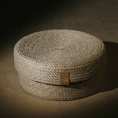 Круглая джутовая корзинка с крышкой