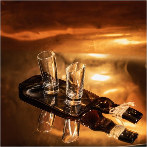 Набор из двух хмельных стопок шот с блюдом из хмельной винной оливковой бутылки