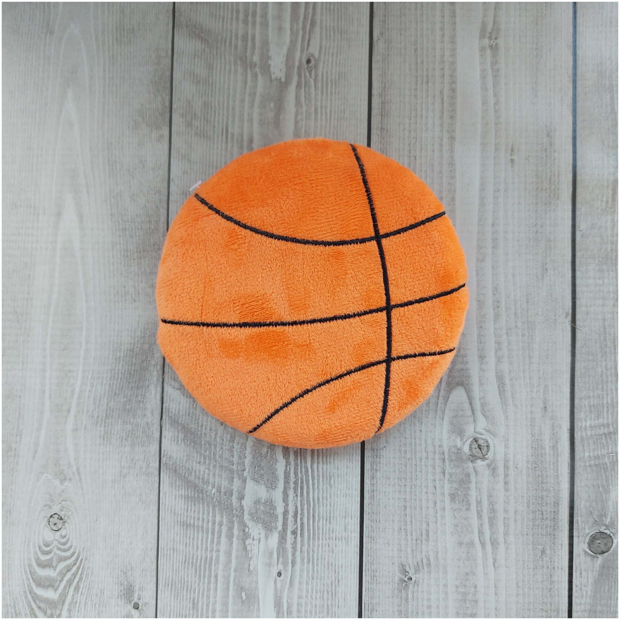 Игрушка для собак Мяч баскетбольный плоский пищащий TailsTime, диаметр 16 см - фотография № 3