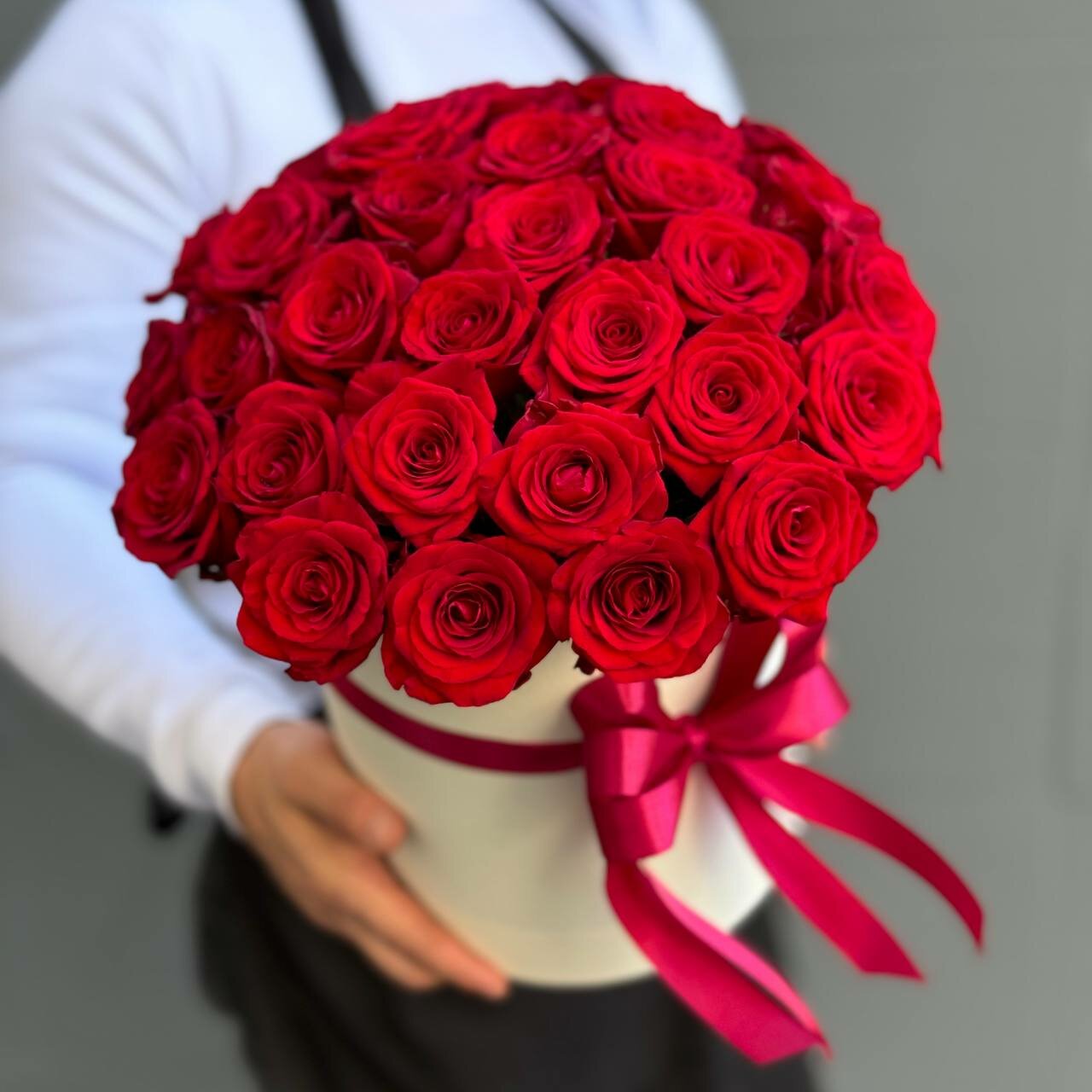 Композиция Rybe-Flowers роза красная 31 штука в шляпной коробке M