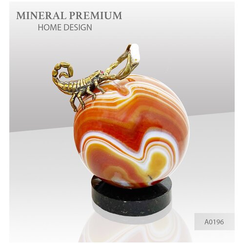 Бронзовый скорпион со вставками из Swarovski с морской жемчужиной на агате и пластине из долерита