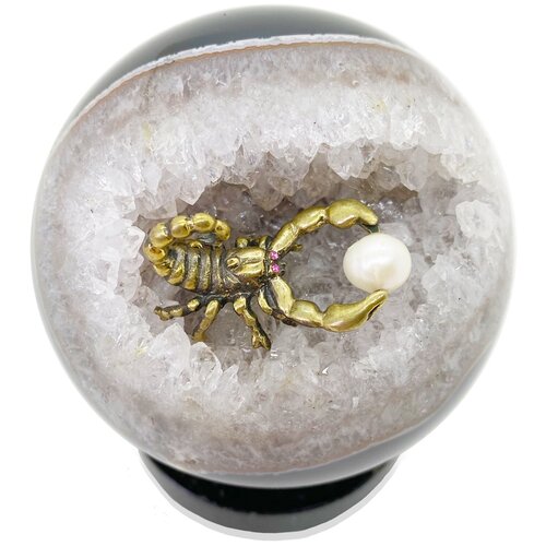 Бронзовый скорпион со вставками из Swarovski с морской жемчужиной на агате и пластине из долерита