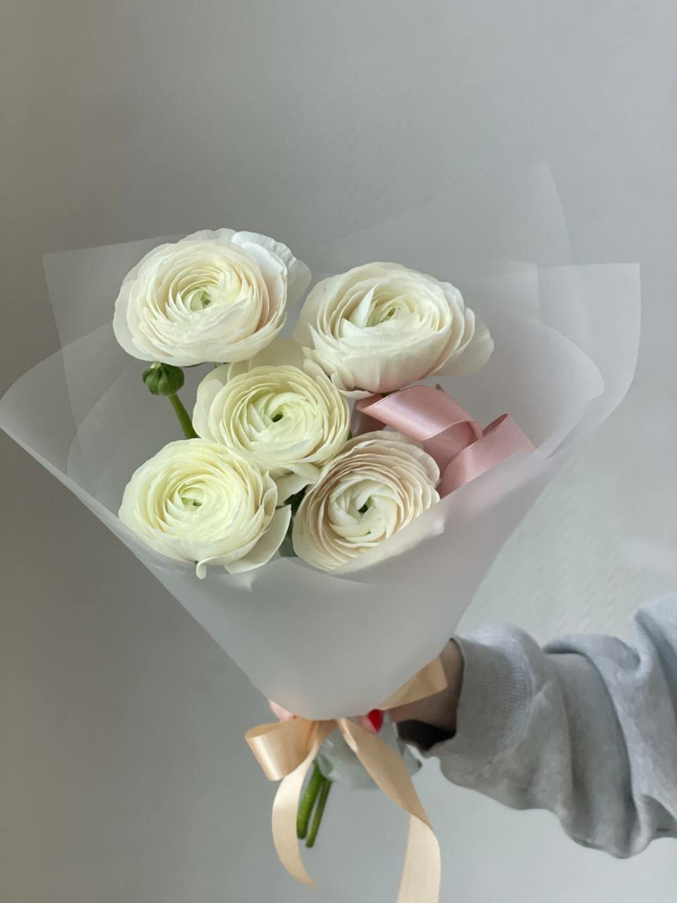 Монобукет "Ранункулюсы" 5 шт сборка на стеблях высота 30 см бежевый белый