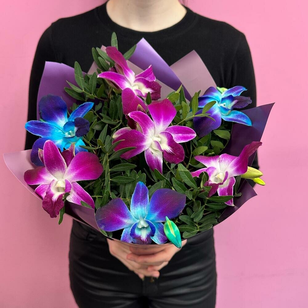 Авторский букет из ярких орхидей Дендробиум с зеленью фисташки от Bestflo купить с доставкой