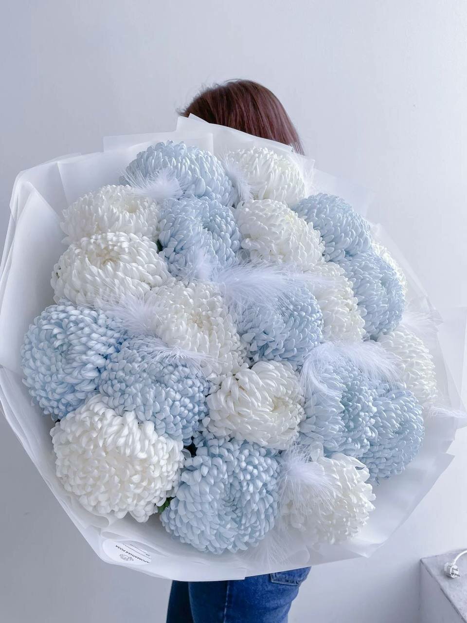 Букет цветов с доставкой из шариков хризантем 21 шт. white&blue с декоративными перьями