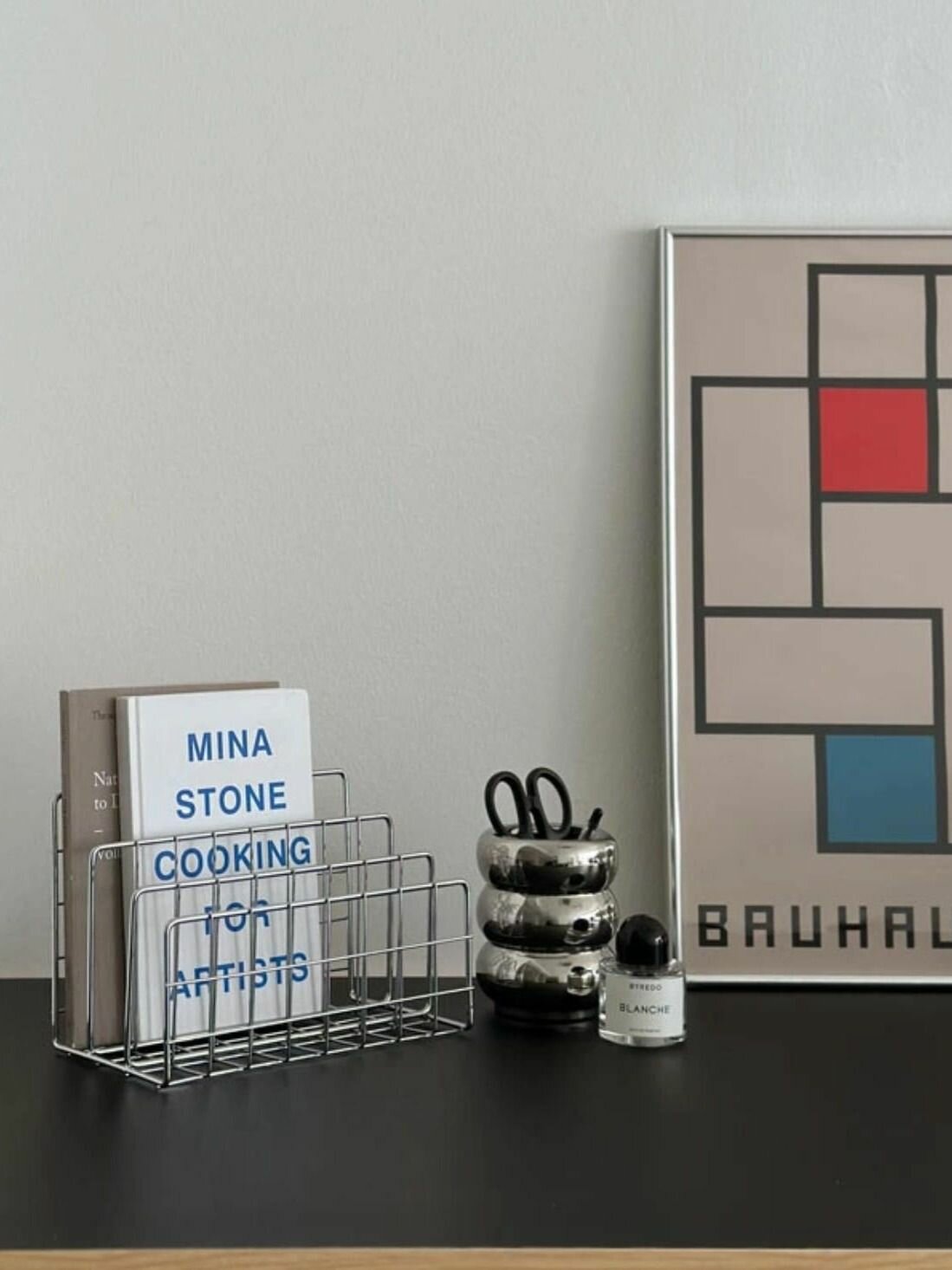 Металлическая настольная стойка для газет и журналов