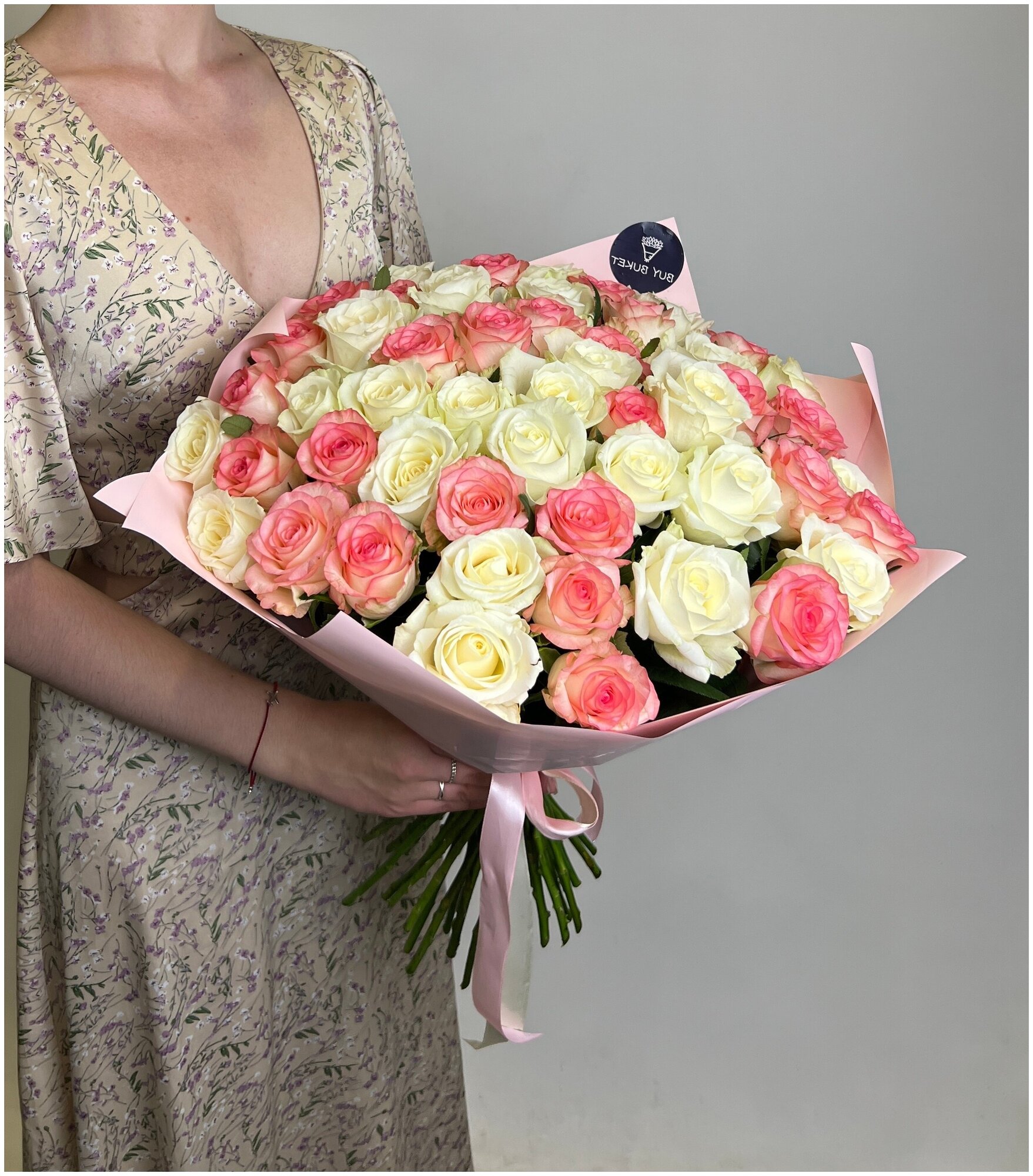 Букет из белой и розовой розы Джумилия 60см 45 шт