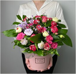 Букет Композиция с кустовой розой Фейерверк в розовой коробке