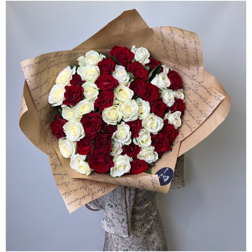 Букет из микса красной и белой розы 50см 61 шт