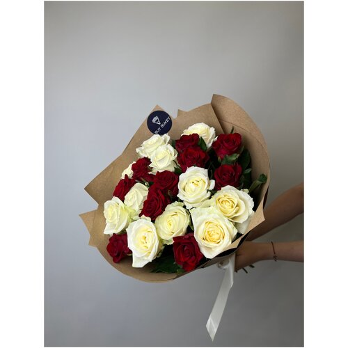 Букет из микса красной и белой розы 60см 19 шт
