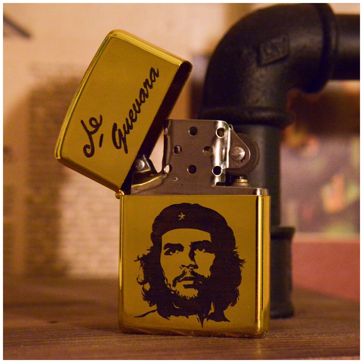 Бензиновая зажигалка в стиле Zippo. Че Гевара и кулак Кубинской революции