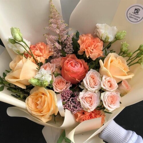 Авторский букет свежих цветов с персиковой композицией из роз "Романтичный Себастьян"