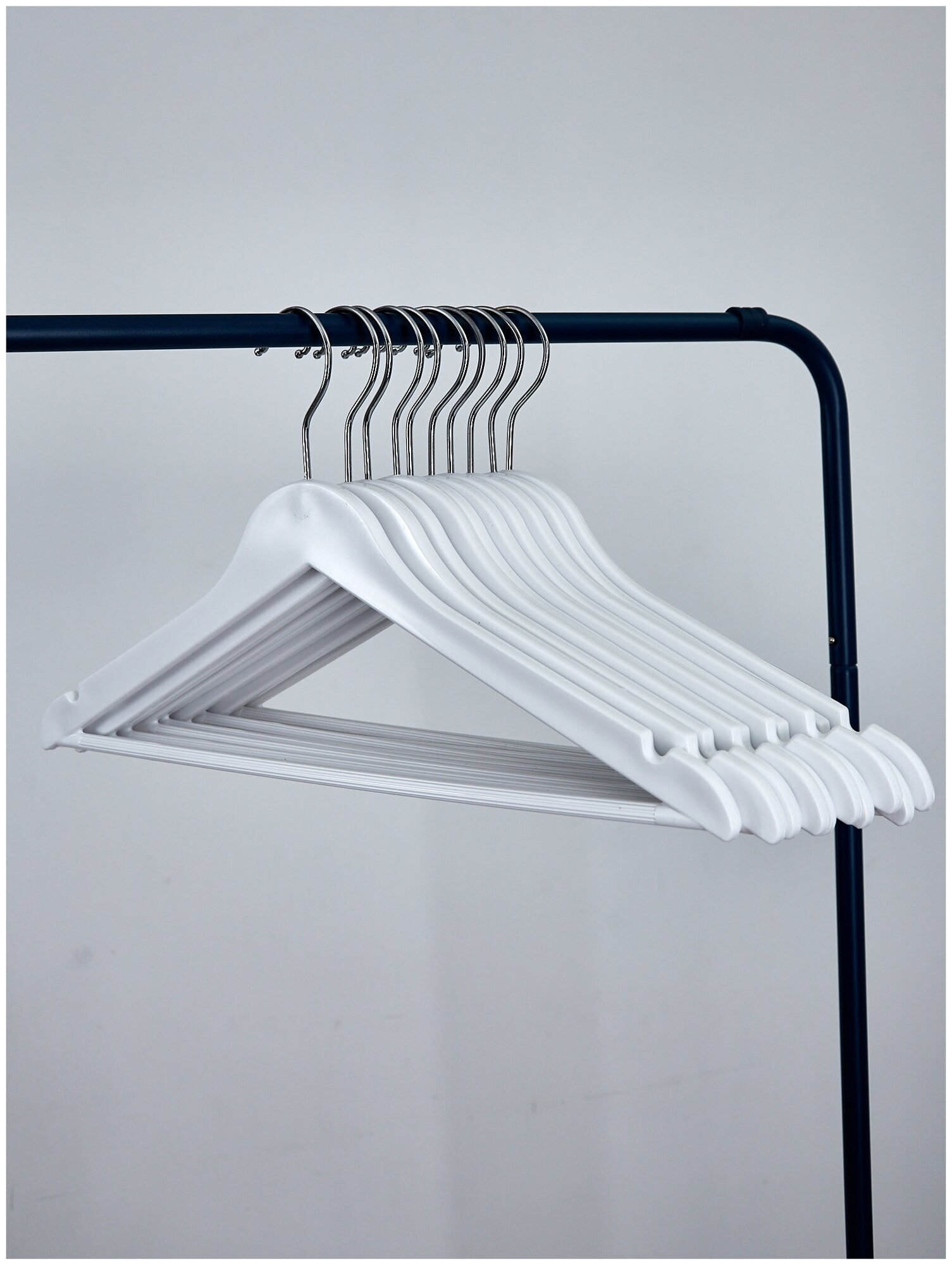 Вешалки-плечики для одежды пластик под дерево с перекладиной, цвет белый, 44 см, комплект 5 штук - фотография № 12