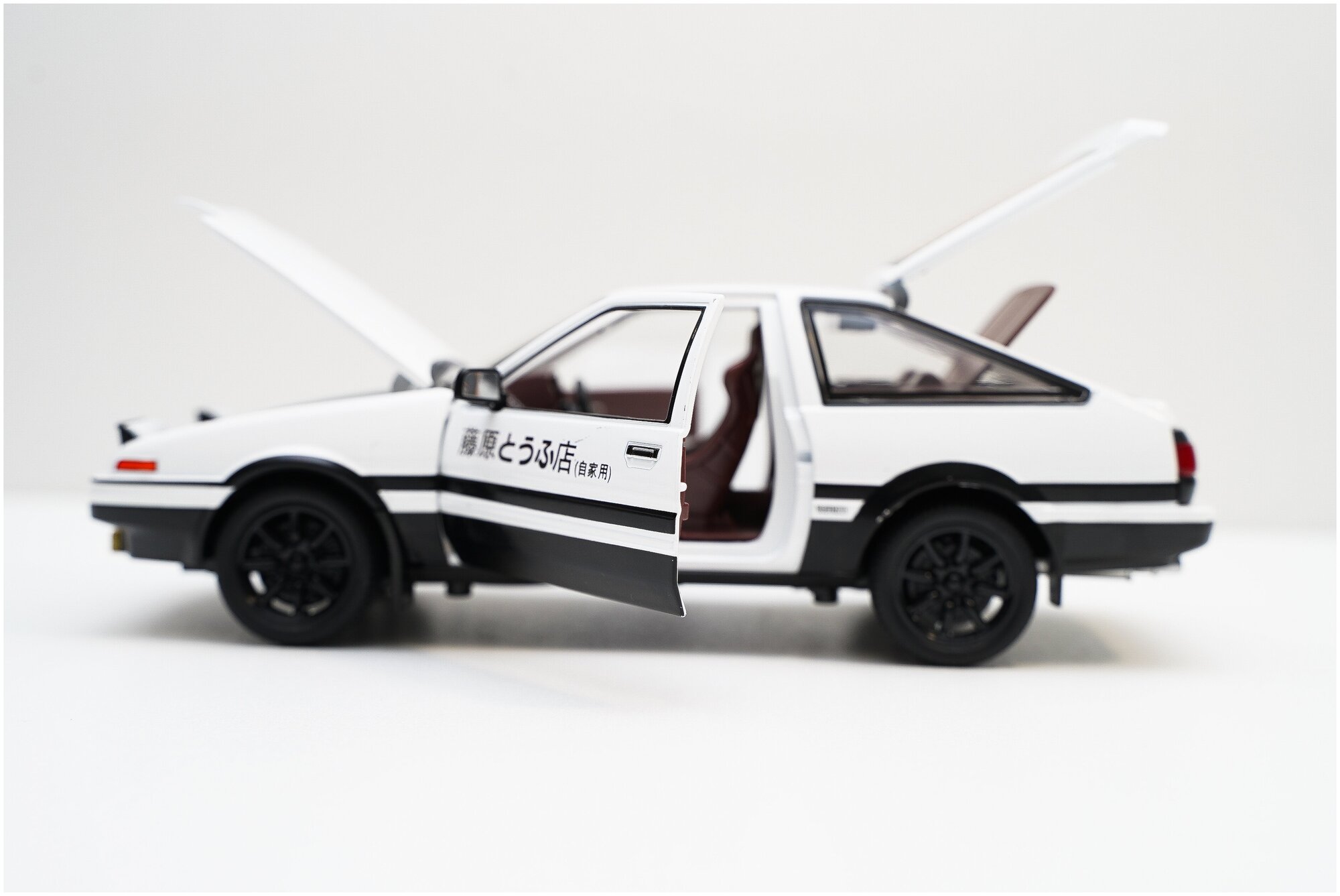 Металлическая (2)инерционная машинка Toyota Trueno AE86, масштаб 1:20, длина 22 см.