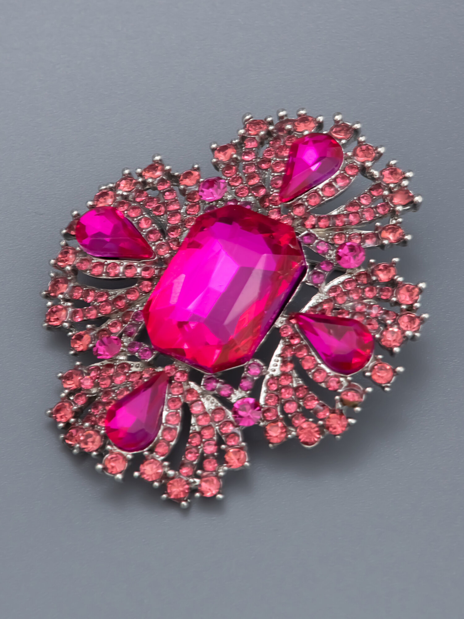 Брошь ЖемАрт, кристалл, 1 шт., серебряный, розовый — фото 1
