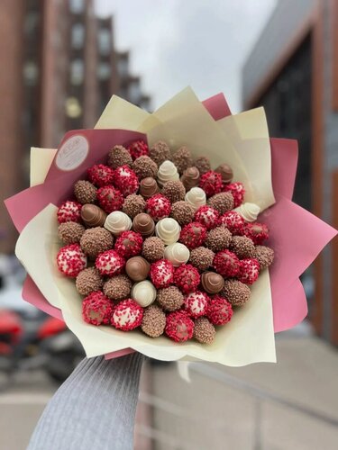 Изображение товара Букет Romance 2, с клубникой, 800 гр, темный воздушный рис, бежевый, бордовый