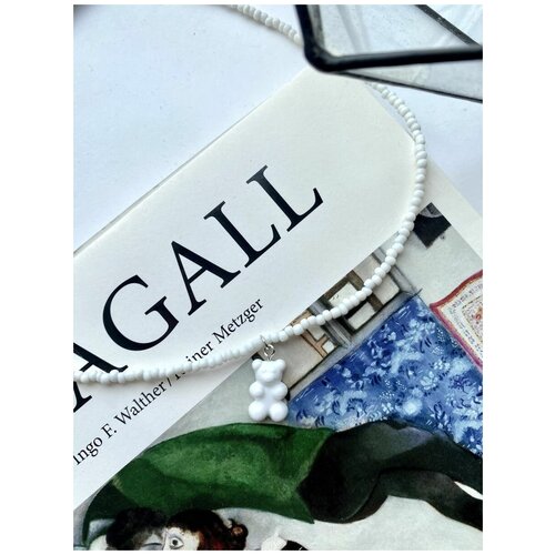 Чокер из бисера с медведем белый