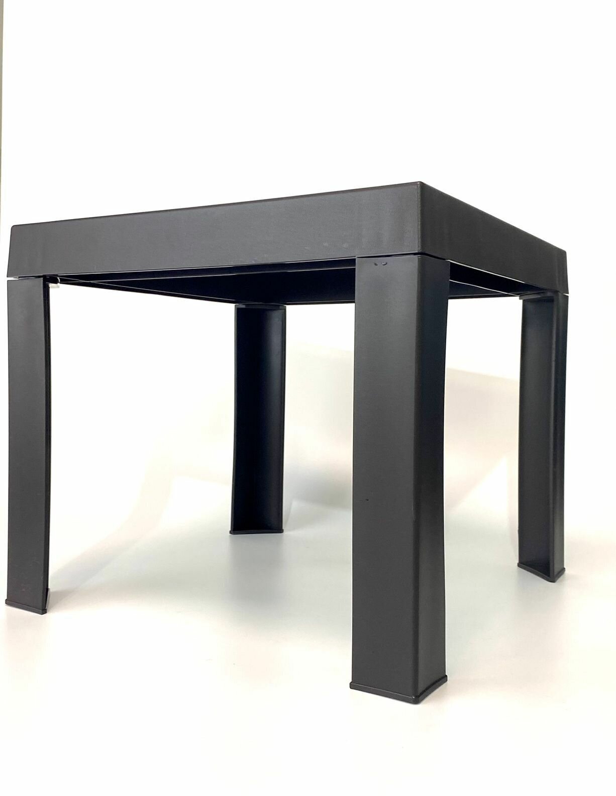 Столик к шезлонгу пластиковый Elfplast размером 35х40х40, практичный садовый столик съемными ножками - фотография № 2