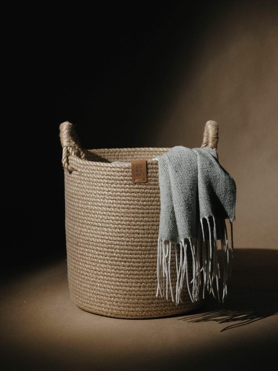 фото Большая плетеная корзина из джута