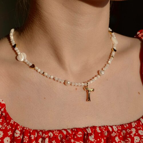 фото Чокер на шею женский с перламутром, жемчугом и подвеской буквой t, ожерелье из натуральных камней с буквой имени, позолота soti