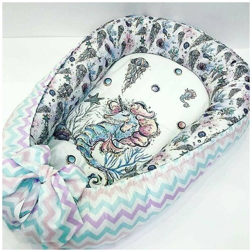 фото Кокон-гнездышко с бантом для новорожденного masteritsa_textile, расцветка "зигзаги с фантазией" (панель с печатью морской конек) masteritsa_texile