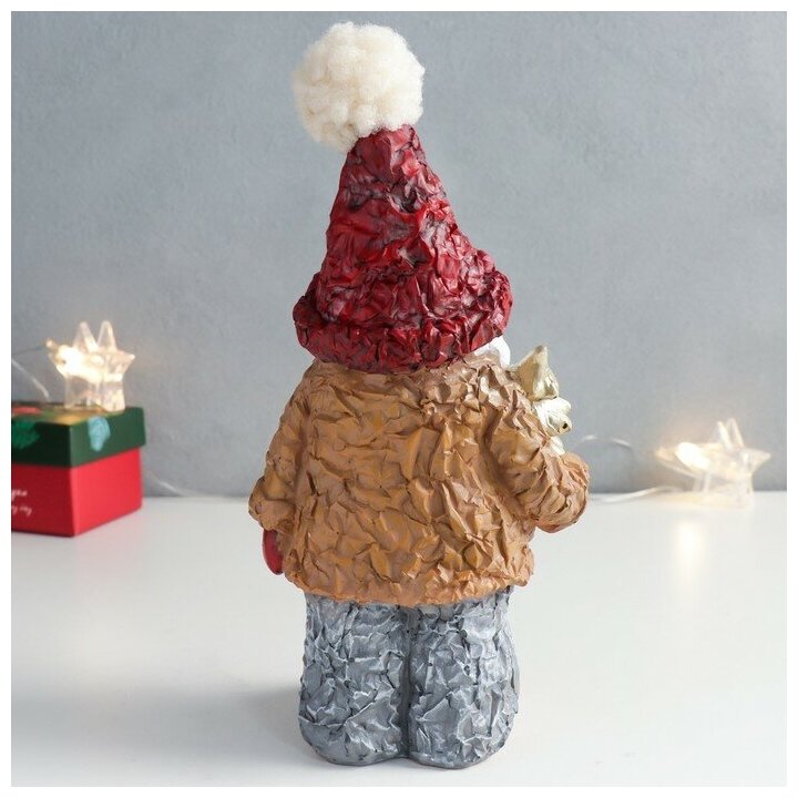 Сувенир полистоун "Дед Мороз в пиджачке с ёлочкой и подарком" 10,5х8х20,5 см